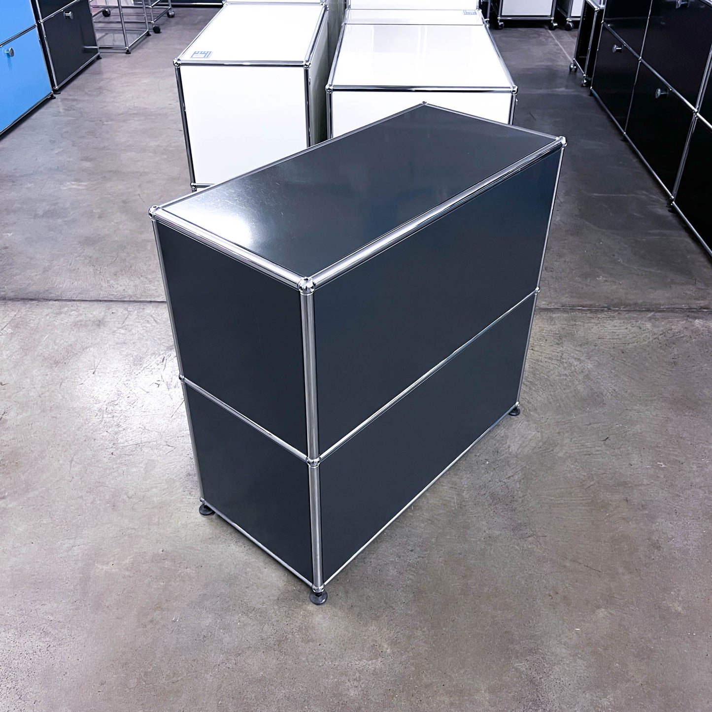 USM Sideboard Anthrazitgrau, 1 Klapptüre, 1 Ausziehtüre, 1 Wandverankerung, Q3