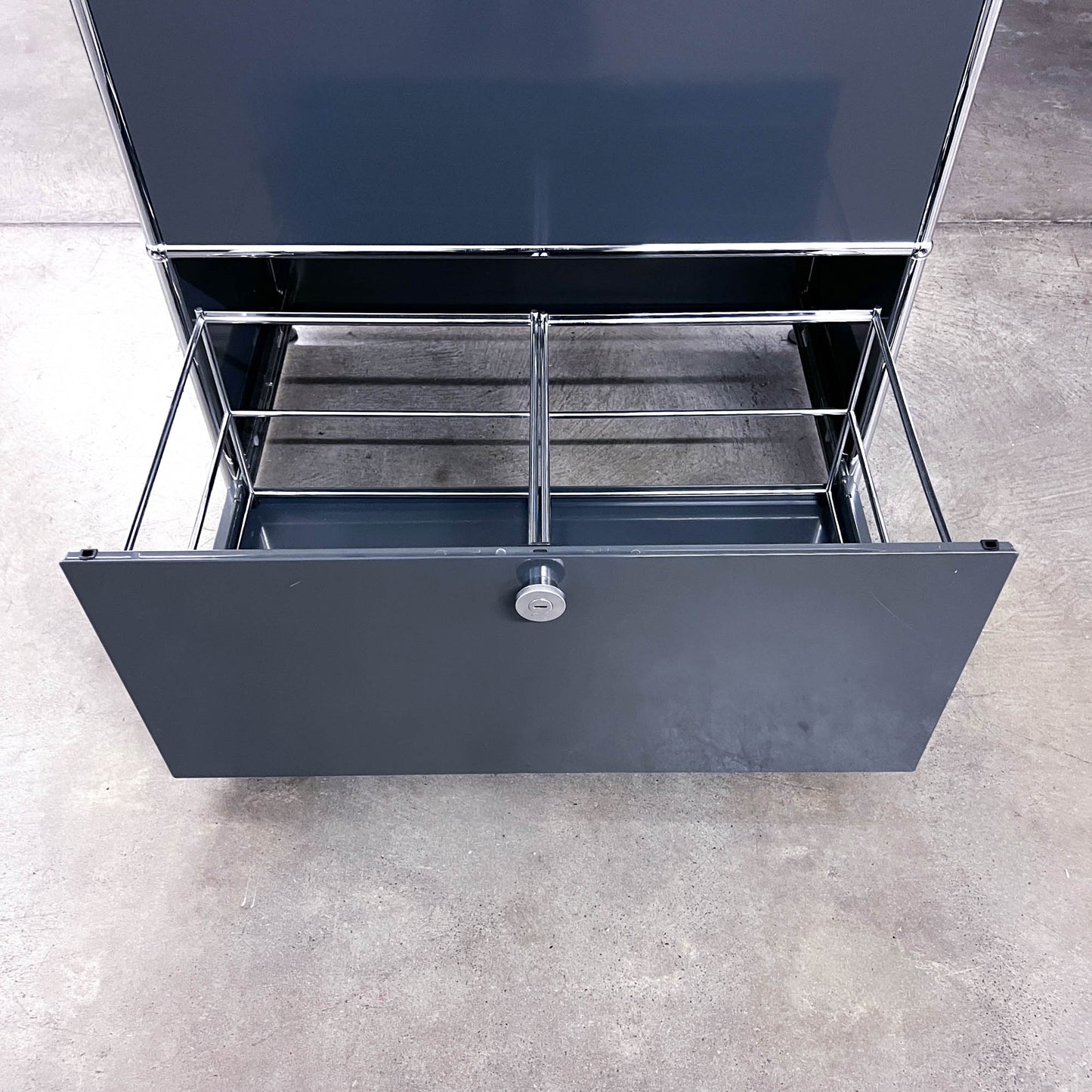USM Sideboard Anthrazitgrau, 1 Klapptüre, 1 Ausziehtüre, 1 Wandverankerung, Q3