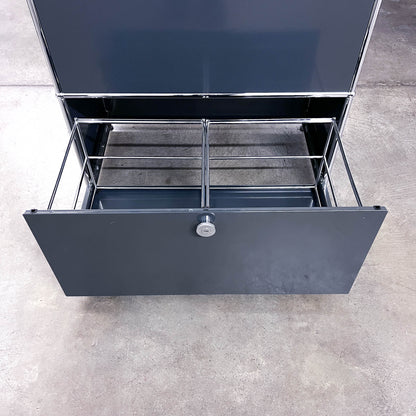 USM Sideboard Anthrazitgrau, 1 Klapptüre, 1 Ausziehtüre, 1 Wandverankerung, Q3