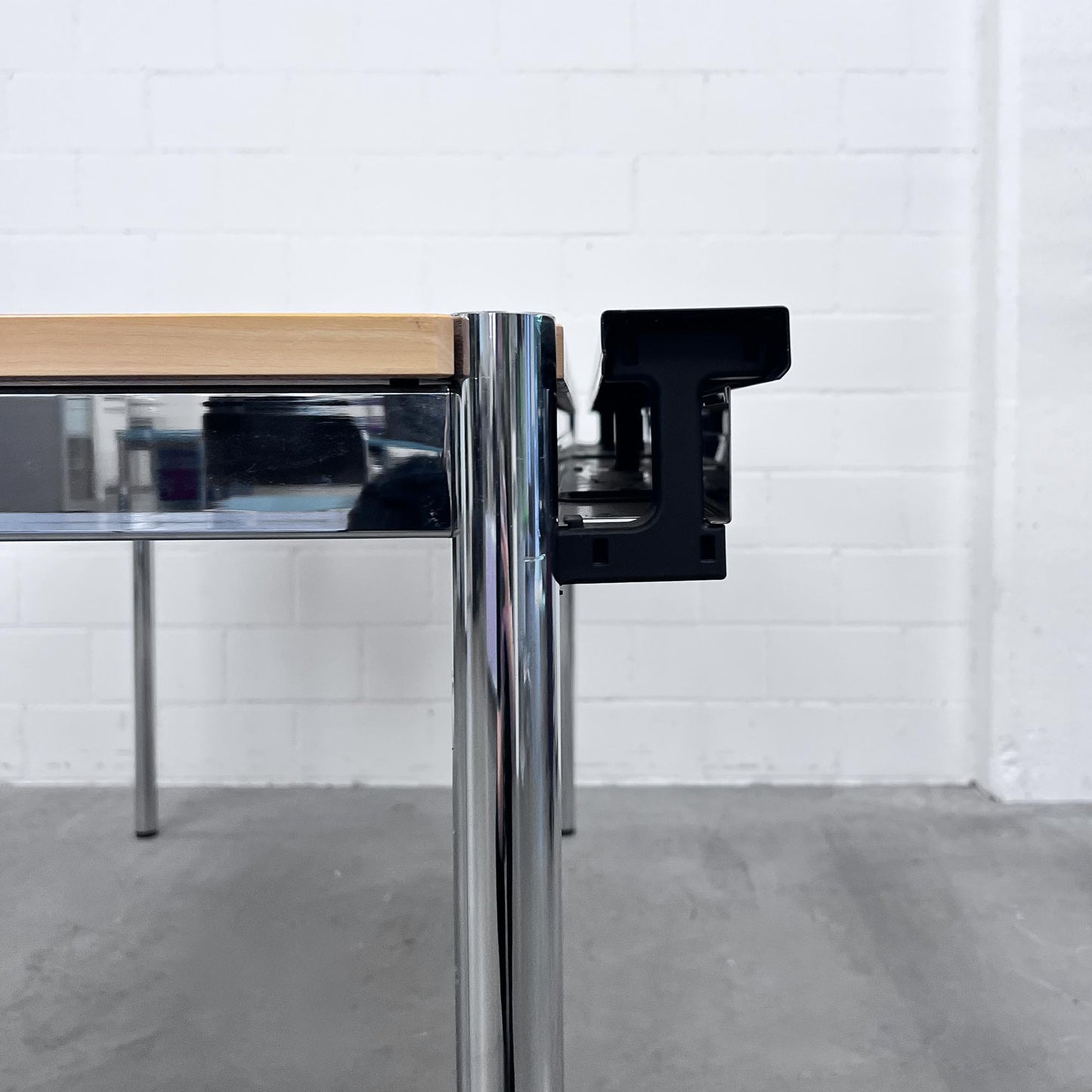 USM Tisch, Buche, 175x75cm inklusive Kabelkanal, Q3