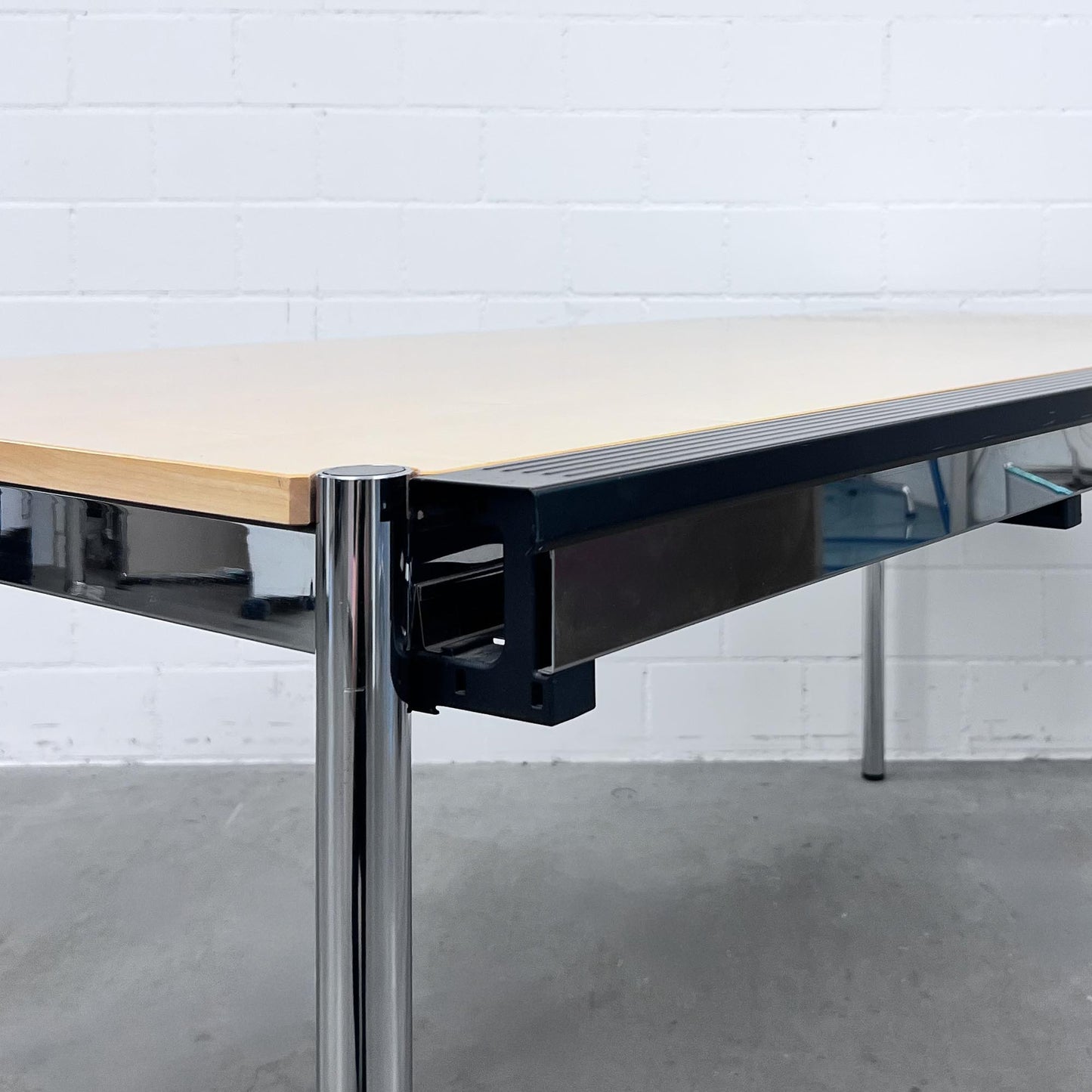 USM Tisch, Buche, 175x75cm inklusive Kabelkanal, Q3