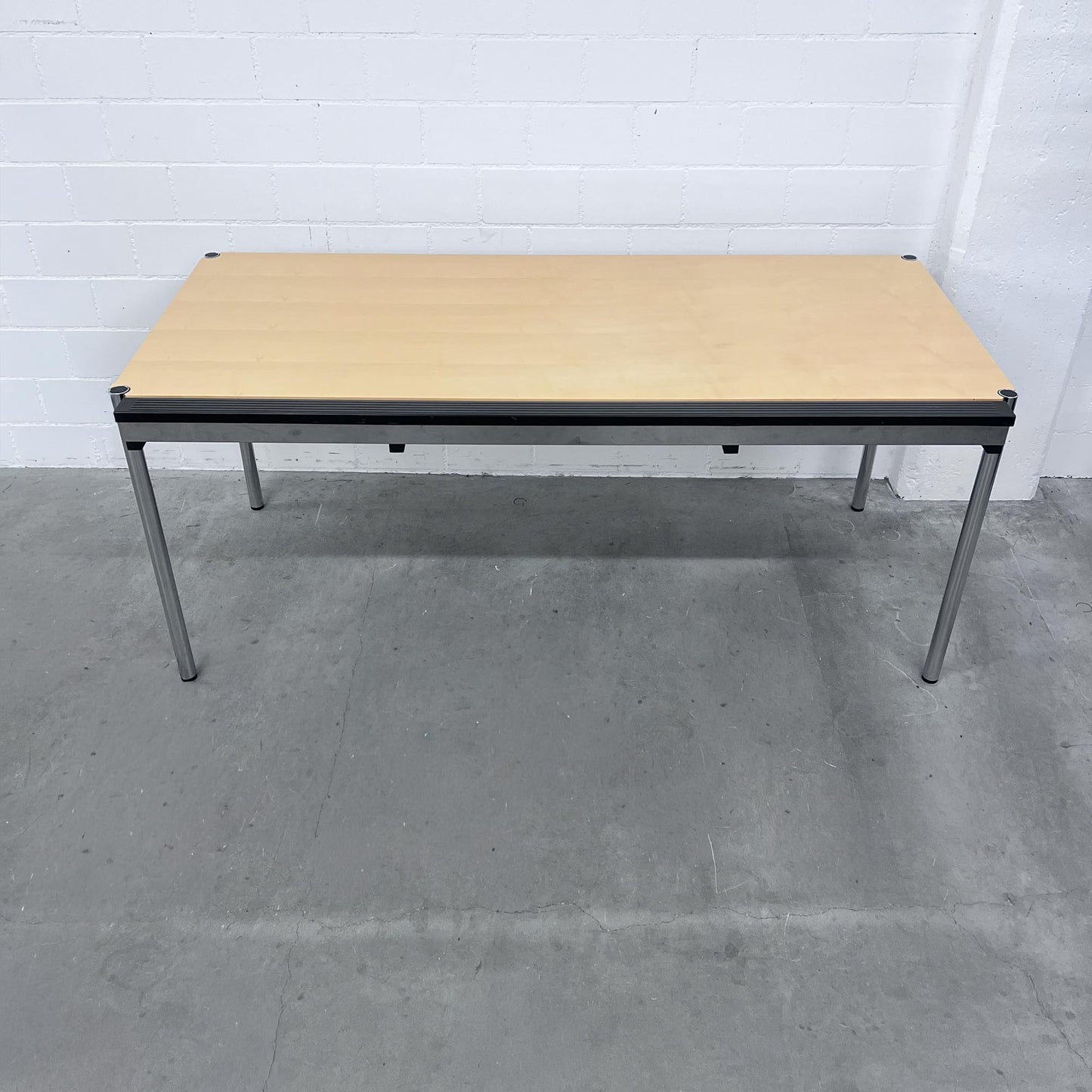 USM Tisch, Buche, 175x75cm inklusive Kabelkanal, Q3