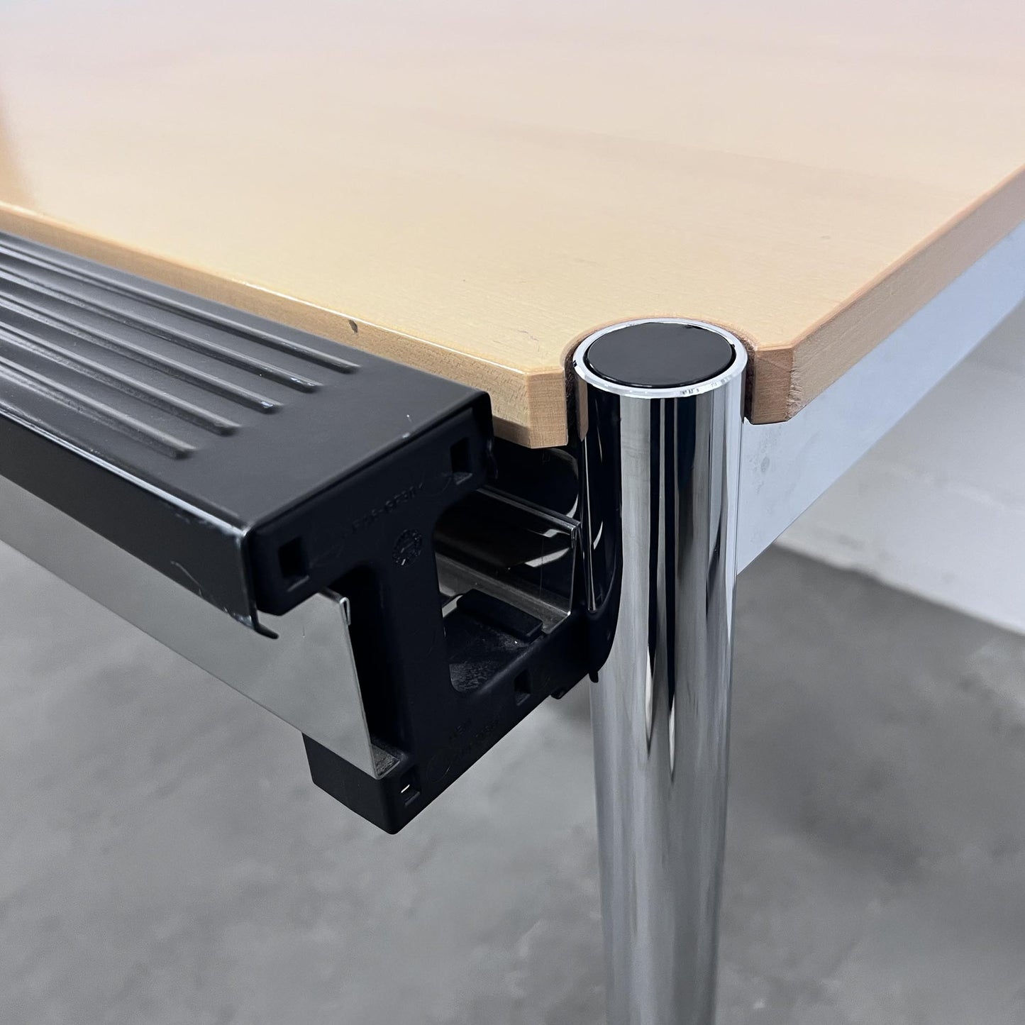 USM Tisch, Buche, 175x75cm inklusive Kabelkanal, Q3