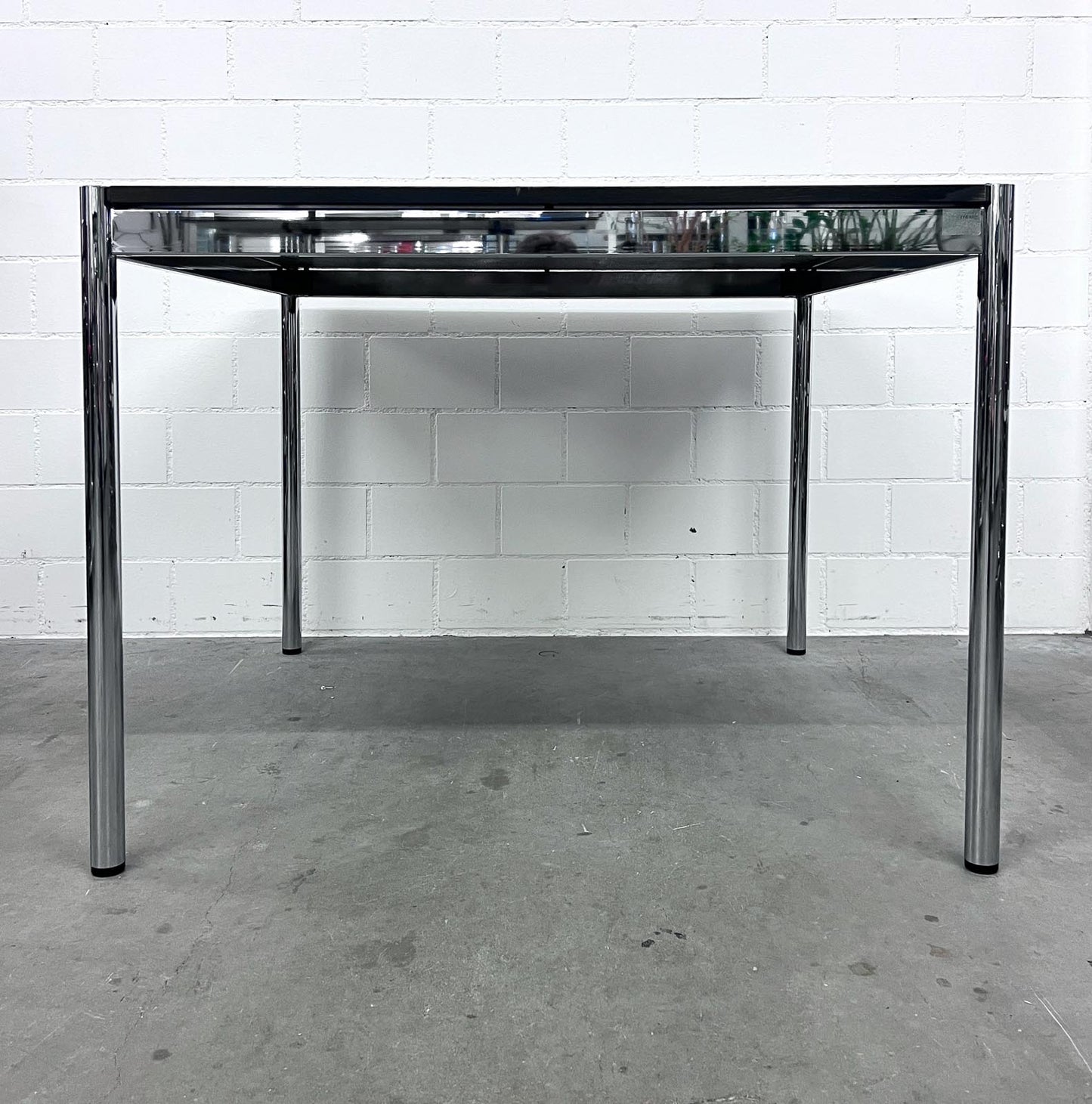 USM Tisch Eiche Schwarz furniert 100x100cm