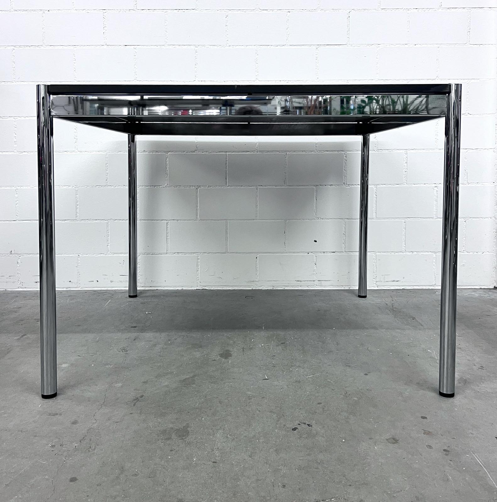 USM Tisch Eiche Schwarz furniert 100x100cm