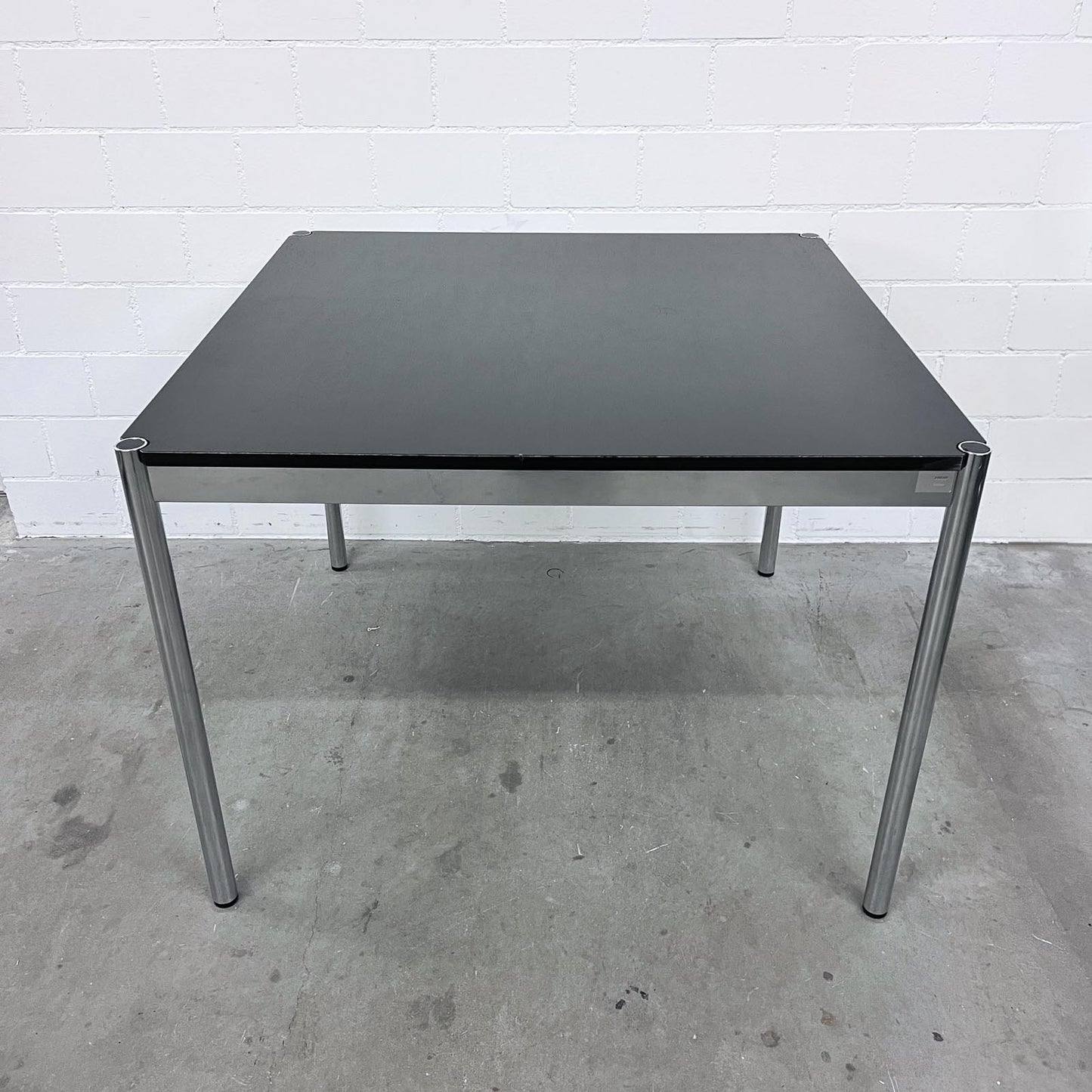 USM Tisch, Eiche Schwarz, 100x100cm, Q3