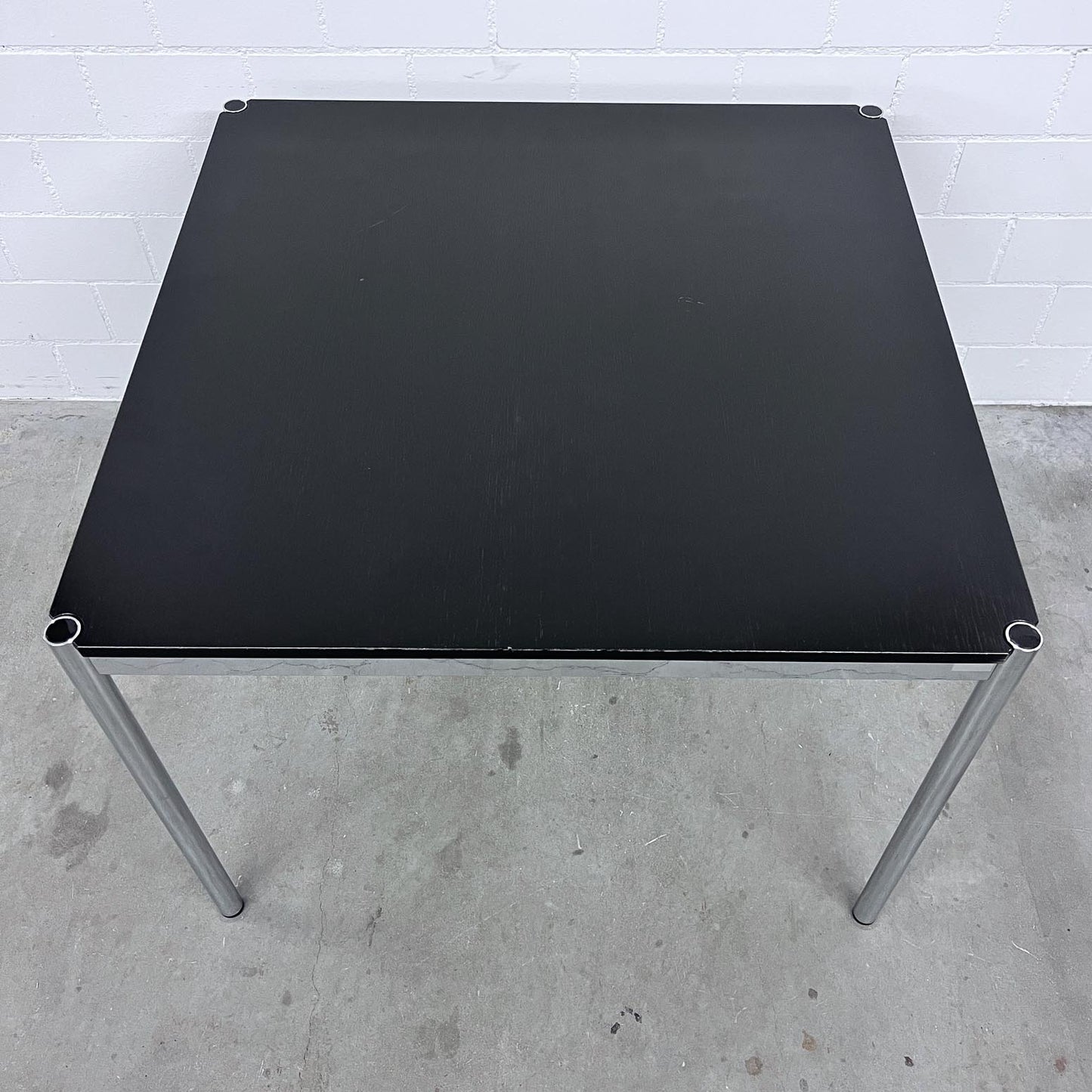 USM Tisch, Eiche Schwarz, 100x100cm, Q3