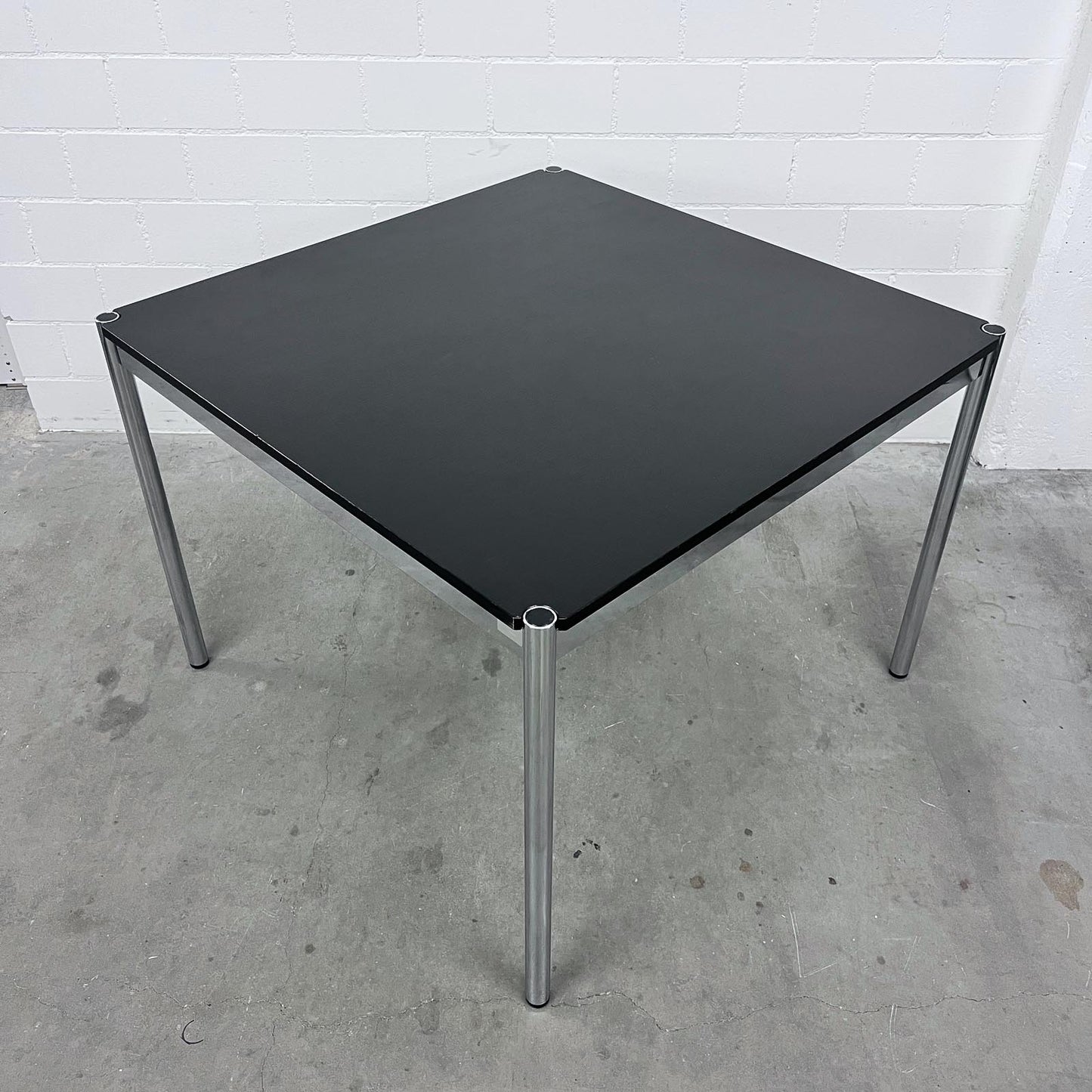 USM Tisch, Eiche Schwarz, 100x100cm, Q3