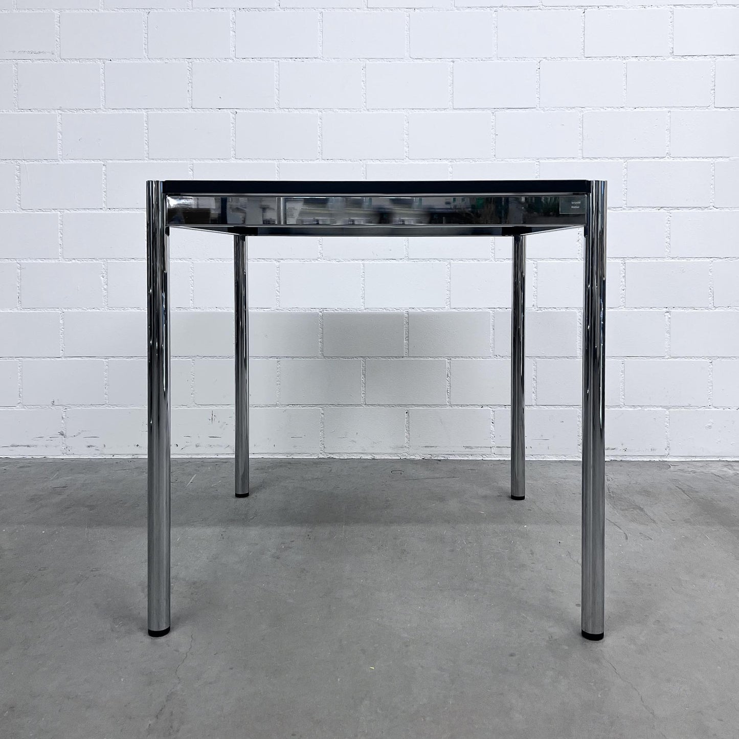 USM Tisch, Kunstharz Perlgrau, 75x75cm, Q1