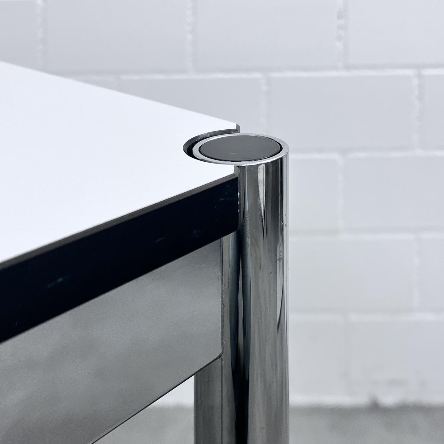 USM Tisch, Kunstharz Perlgrau, 75x75cm, Q1