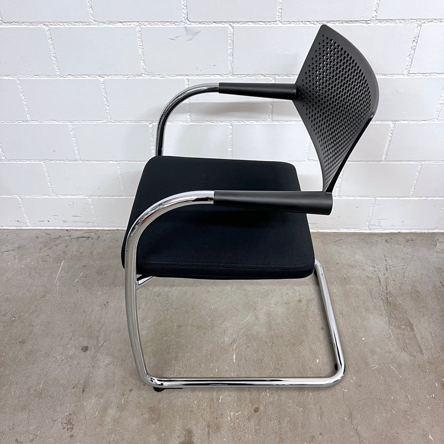 Vitra Visavis 2 Freischwinger Stuhl, Schwarz-Chrom