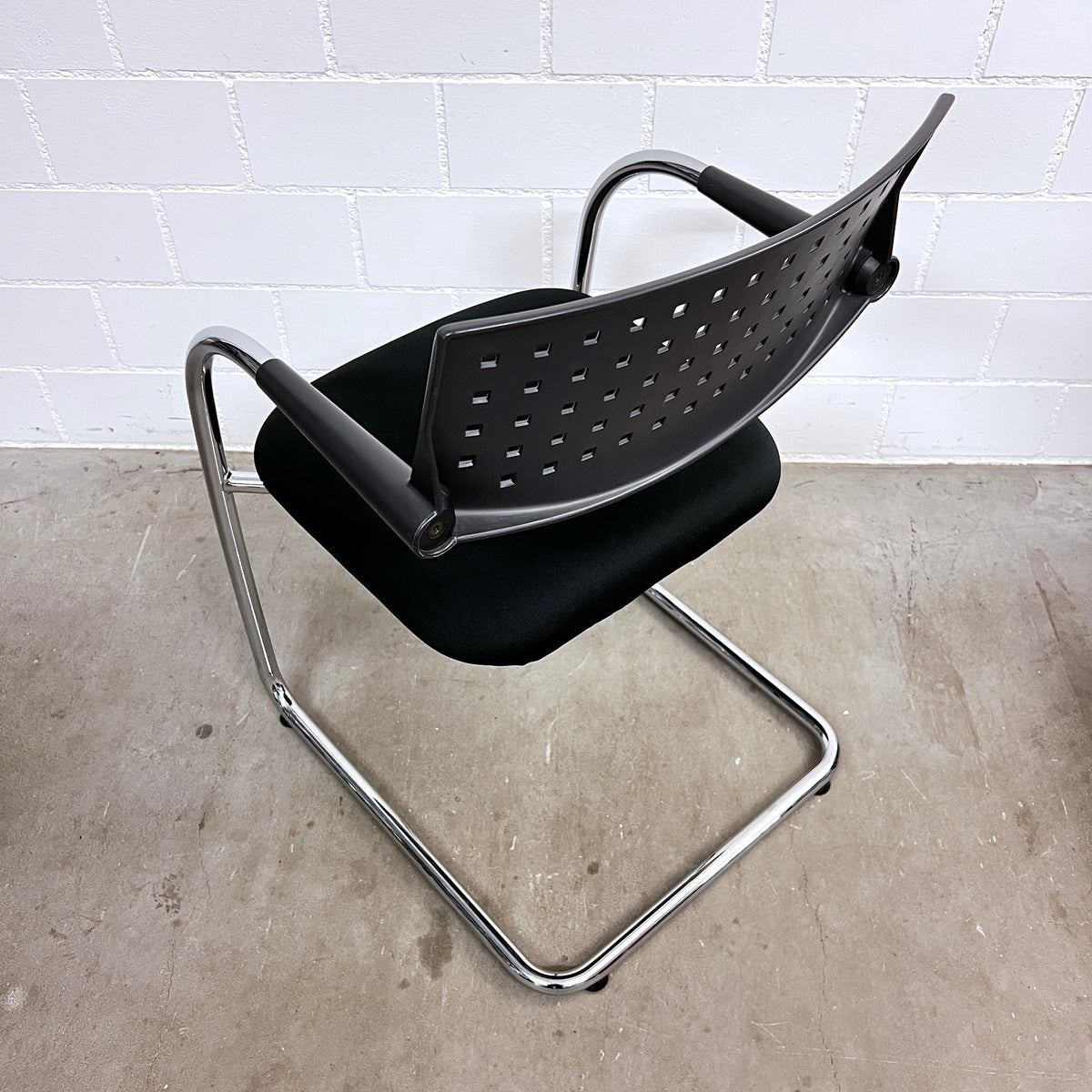 Vitra Visavis Freischwinger Stuhl, Schwarz-Chrom