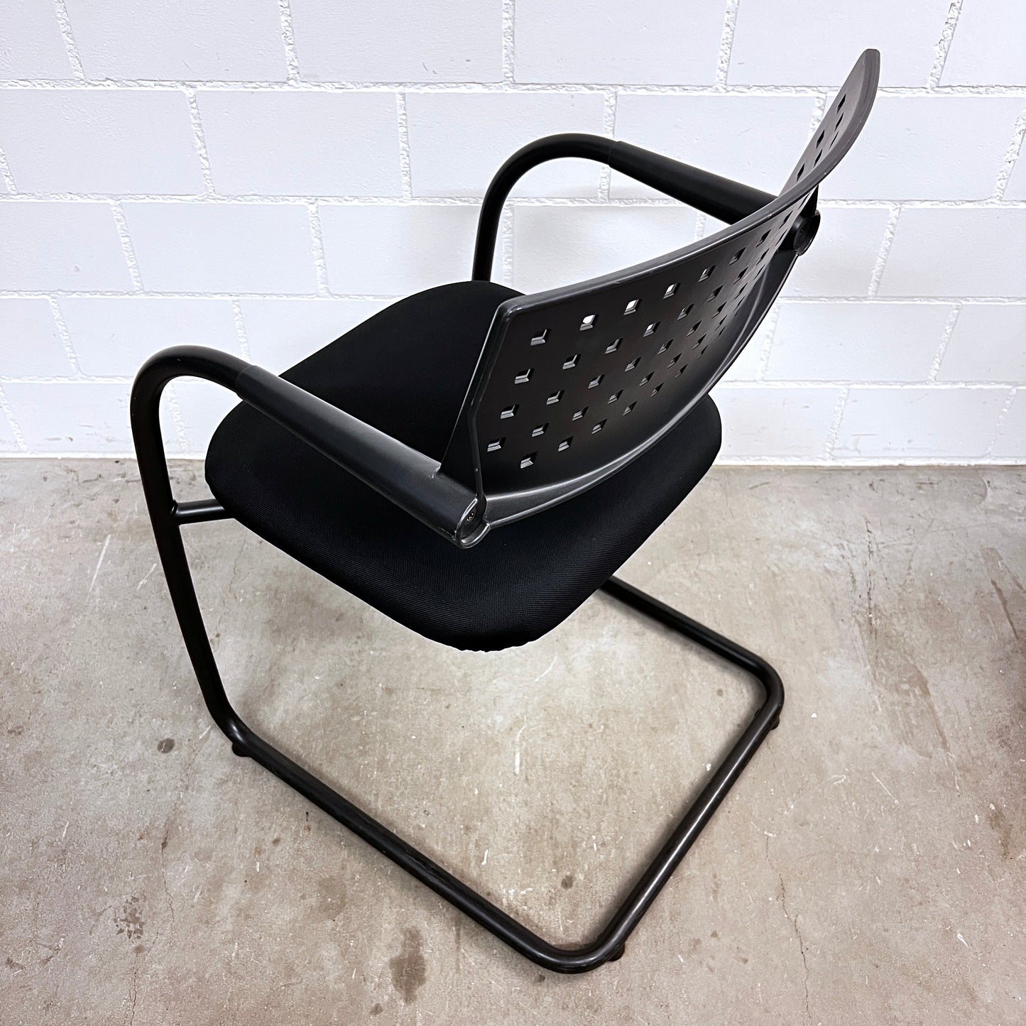 Vitra Visavis Freischwinger Stuhl, Stoff und Rohr Schwarz