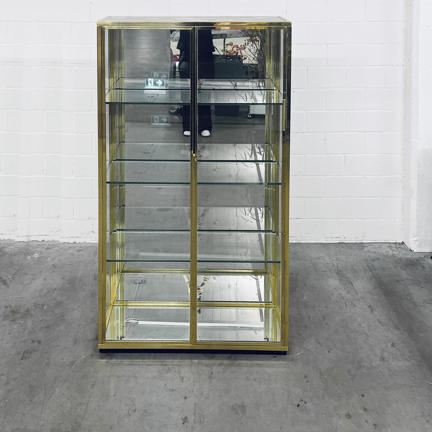 Glasvitrine aus Messing mit Spiegel