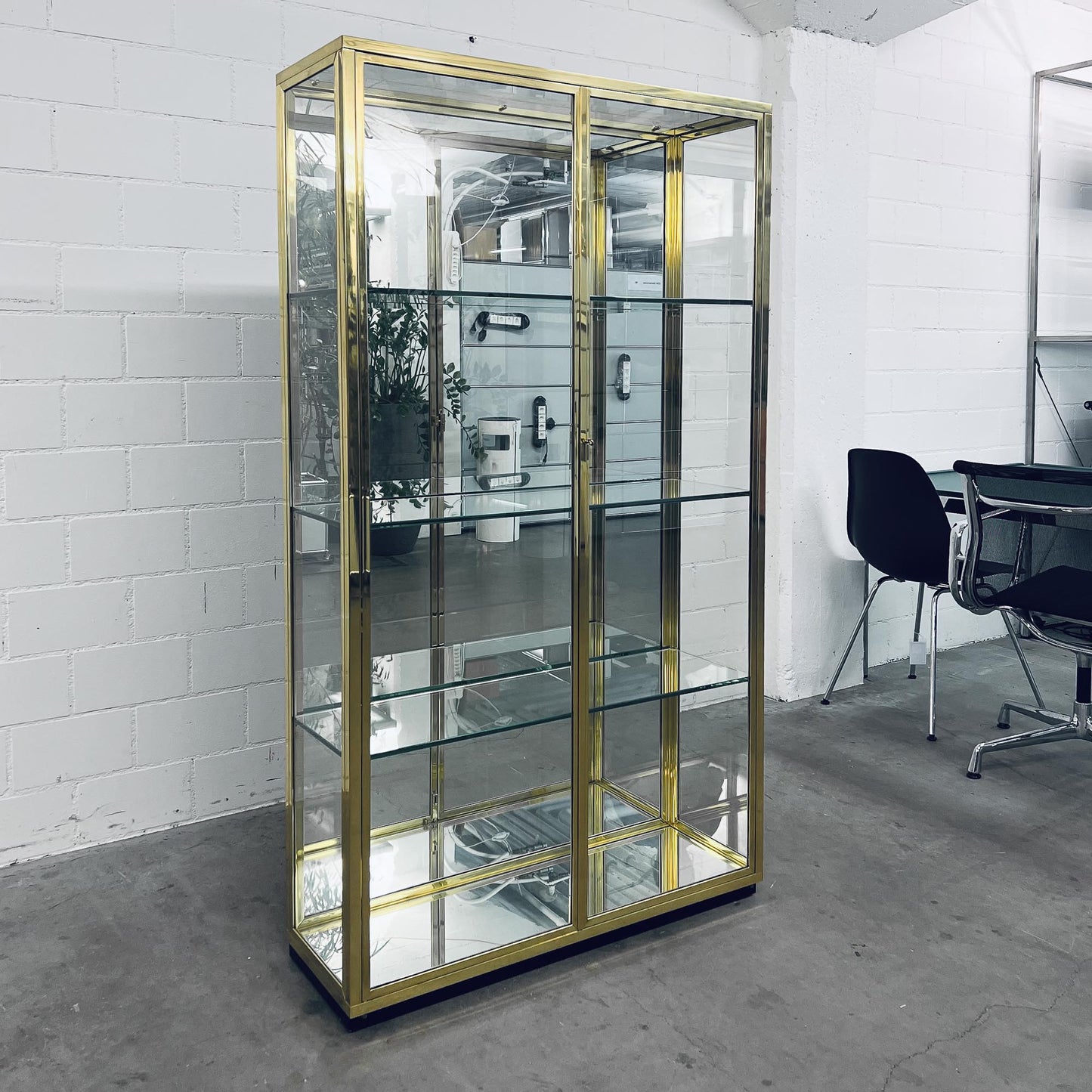 Glasvitrine aus Messing mit Spiegel