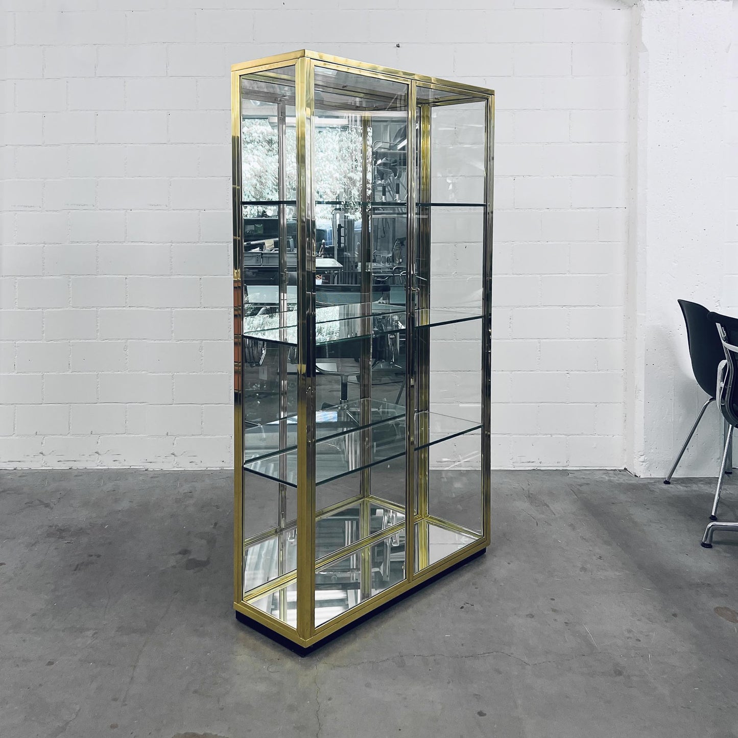 Glasvitrine aus Messing mit Spiegel