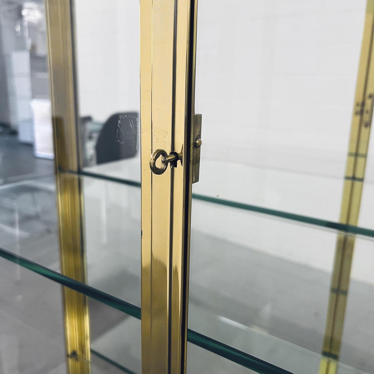 Glasvitrine aus Messing mit Spiegel