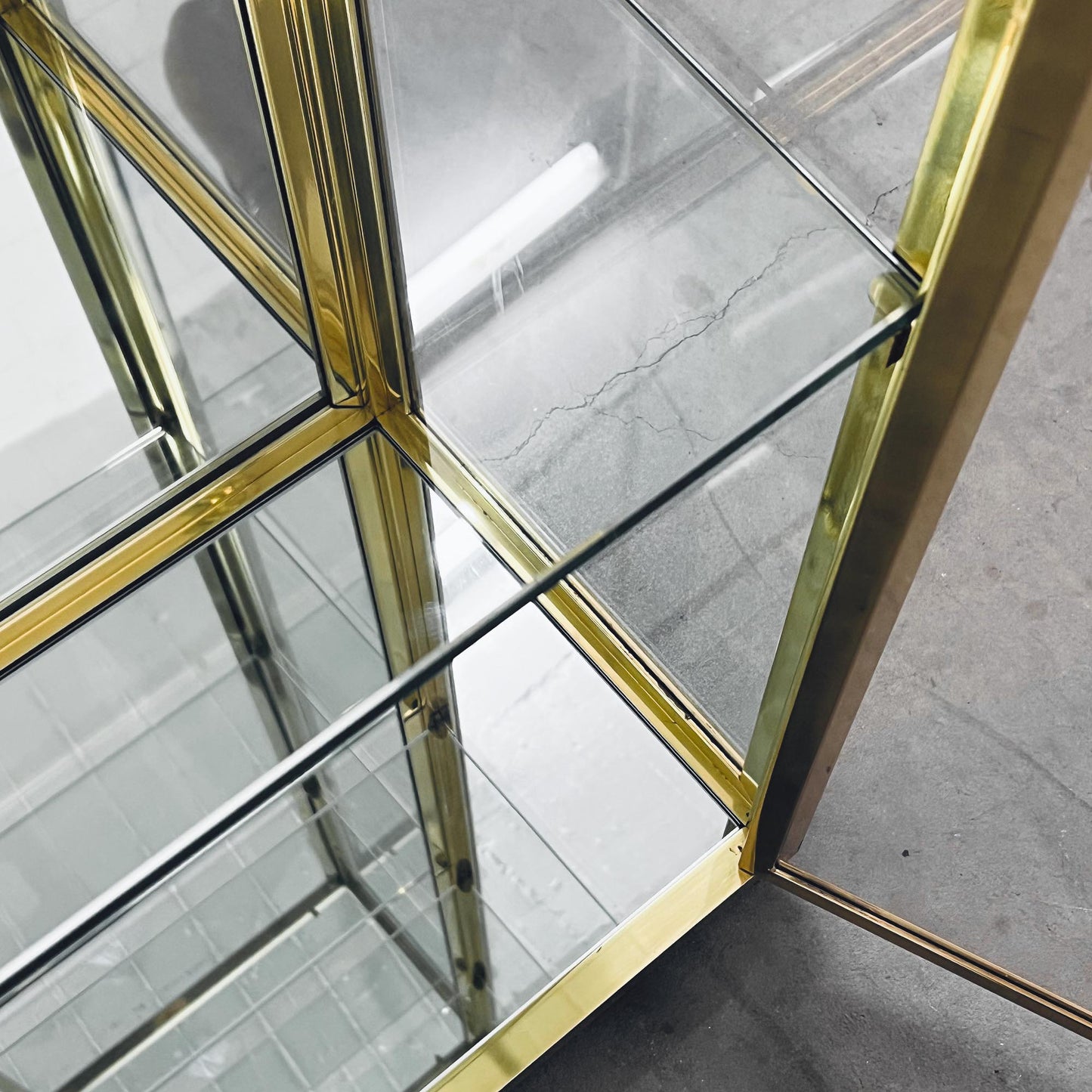 Glasvitrine aus Messing mit Spiegel