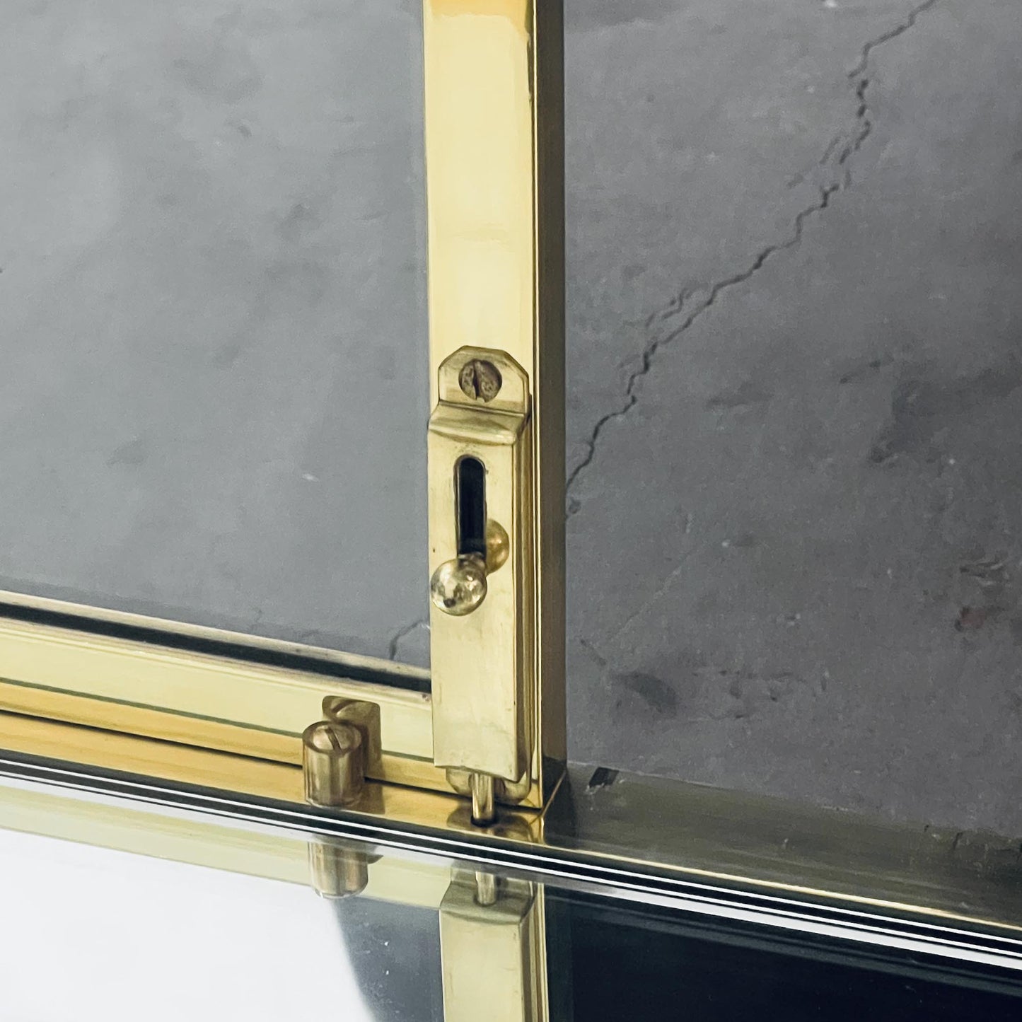Glasvitrine aus Messing mit Spiegel