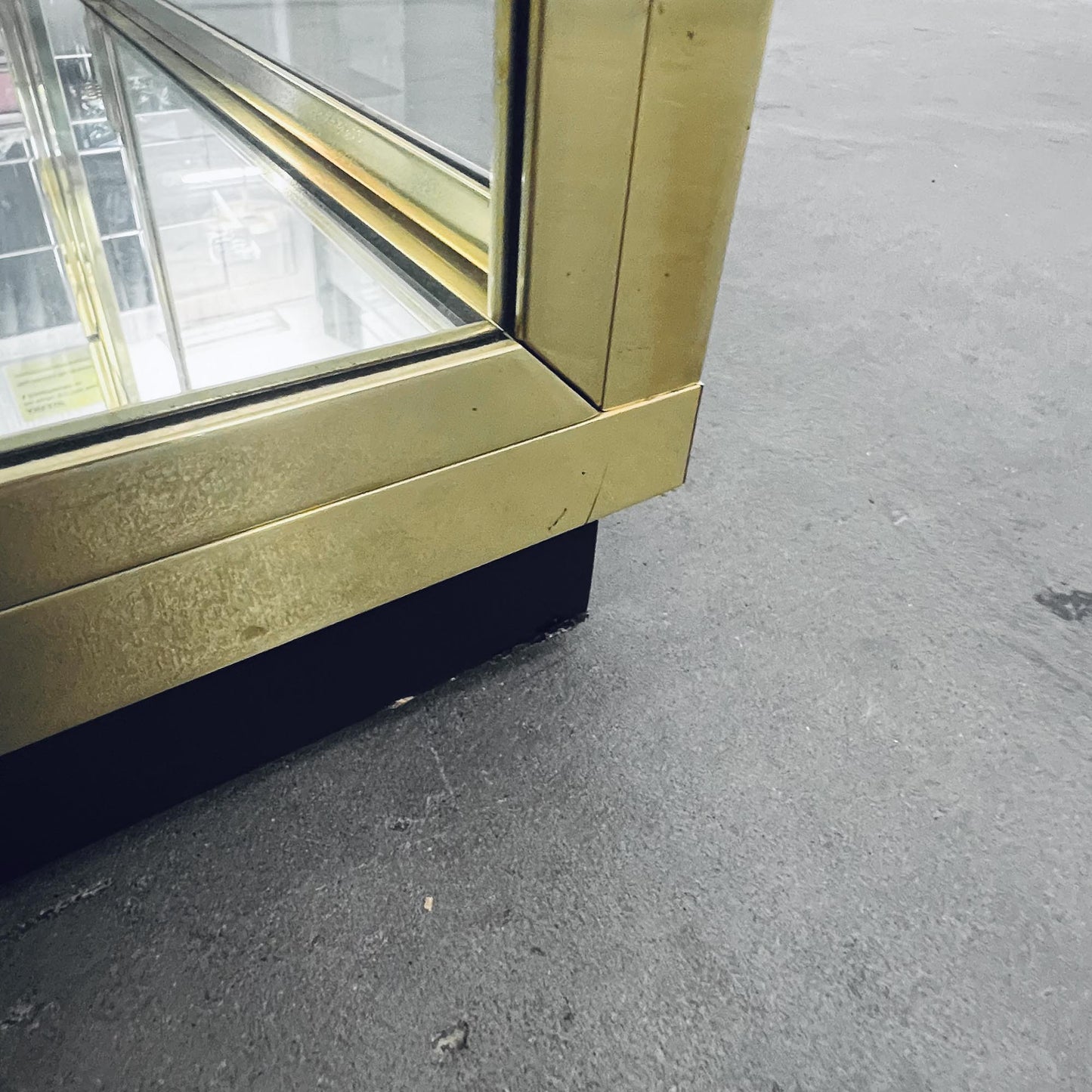 Glasvitrine aus Messing mit Spiegel