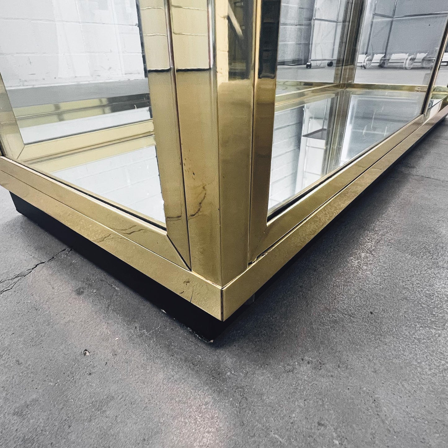 Glasvitrine aus Messing mit Spiegel